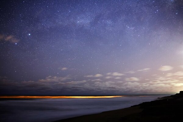 Cielo nocturno con una franja de puesta de sol