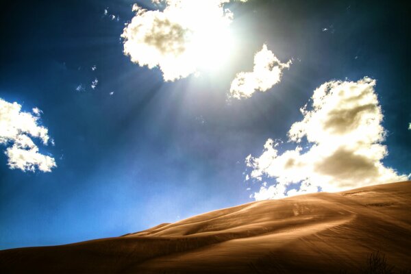 Los rayos del sol en el desierto brillante