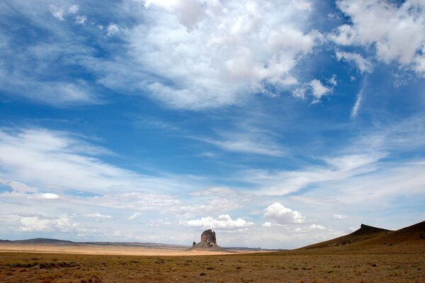 Cielo blu infinito nel deserto