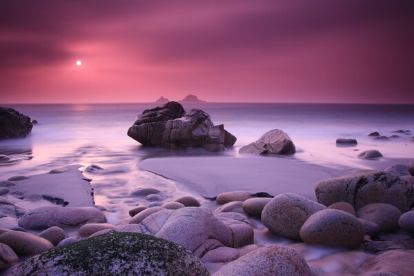 Grosses pierres de mer au coucher du soleil