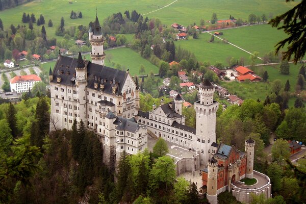 Burg von Bovarsky auf dem Gipfel des Hügels