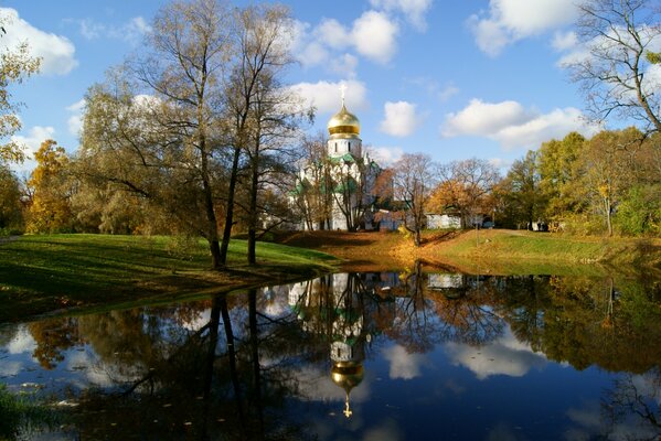 Церковь. Осенняя природа. Река. Озеро