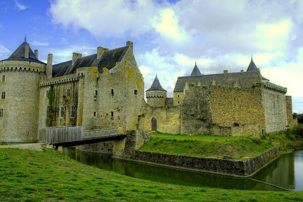 Castillo Inglés con césped verde