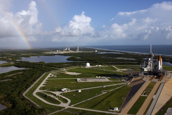 Cosmódromo cohete carreteras cielo arco iris