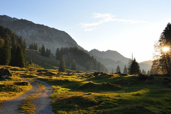 Chemin de terre dans les montagnes dans l après-midi