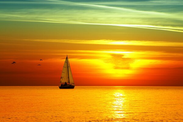 El sol brillante brilla en la vela en el mar