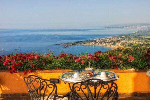 Terrasse avec des fleurs sur la côte d Italie