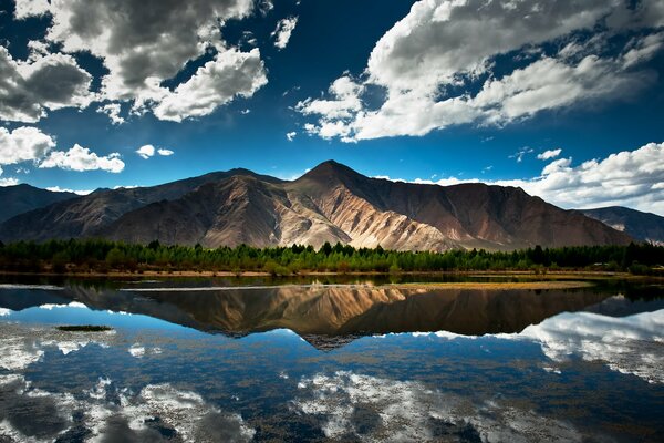 Riflesso delle montagne tibetane sul lago