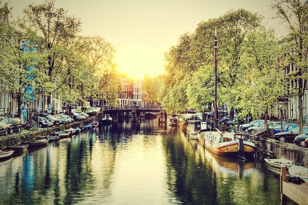 Ein Kanal im frühen Morgen in Amsterdam, ein einsamer Morgen in Amsterdam