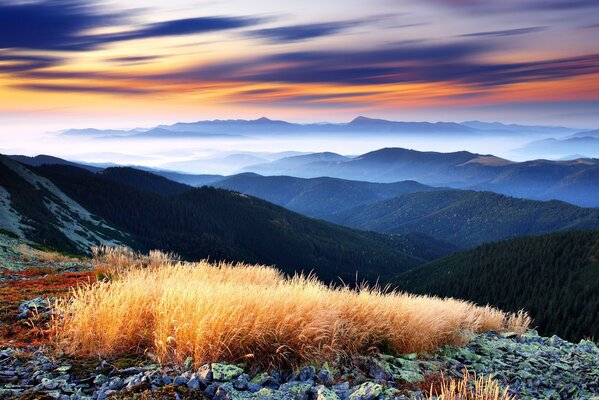 Belle vue sur les montagnes au coucher du soleil