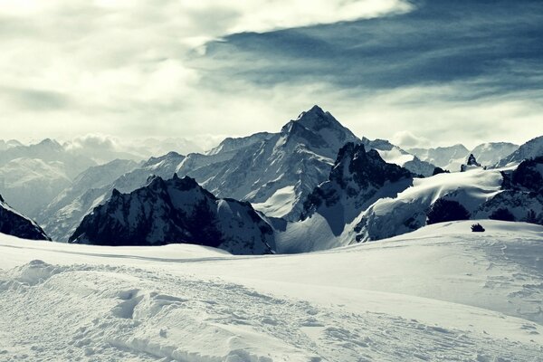 Silhouette auf einem verschneiten Gipfel