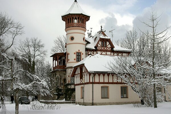 Castillo cubierto de nieve en una mañana de invierno tranquilo