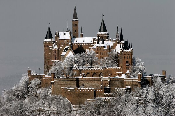 Niemiecki Zamek na górze w śniegu