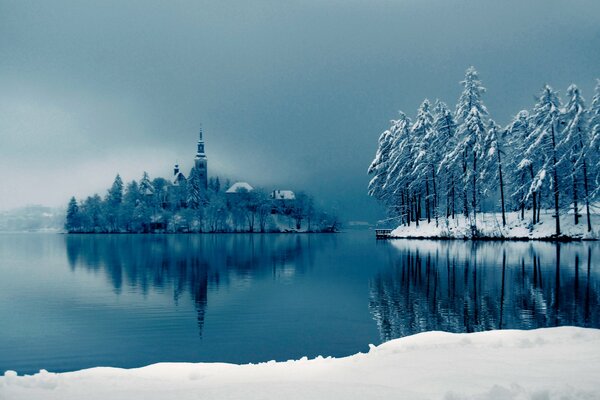 Kathedrale auf der Insel im Winter