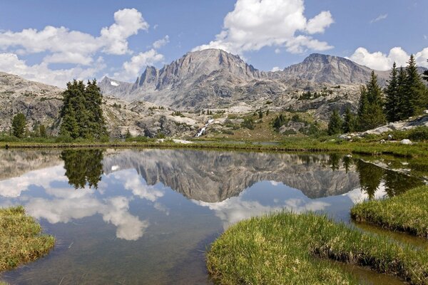 Reflet des montagnes dans le lac le plus pur