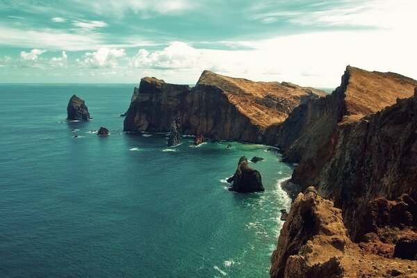 Rocce e mare tranquillo