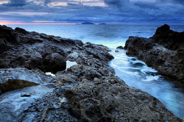 Las montañas y el mar bajo el cielo nublado