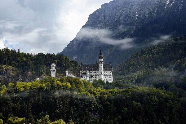 Niemcy Zamek w lesie w górach
