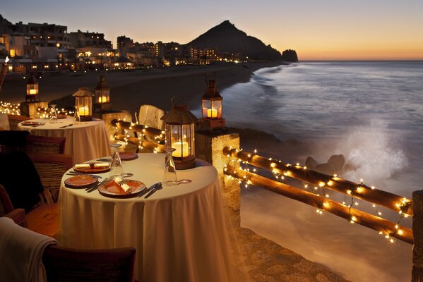 Restaurante junto al mar