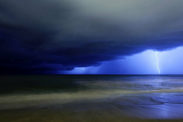 Tormenta inminente sobre el mar