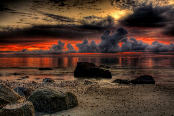 Meeresküste bei Sonnenuntergang mit Wolken