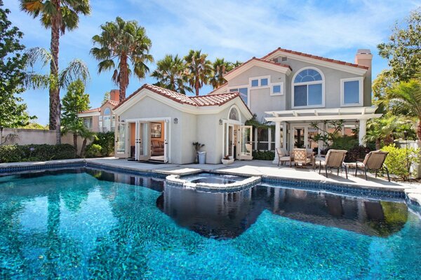 Piscine chic sur fond de maison blanche