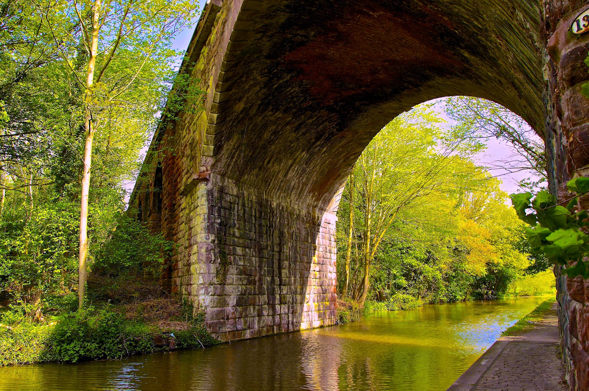 río puente arco árboles