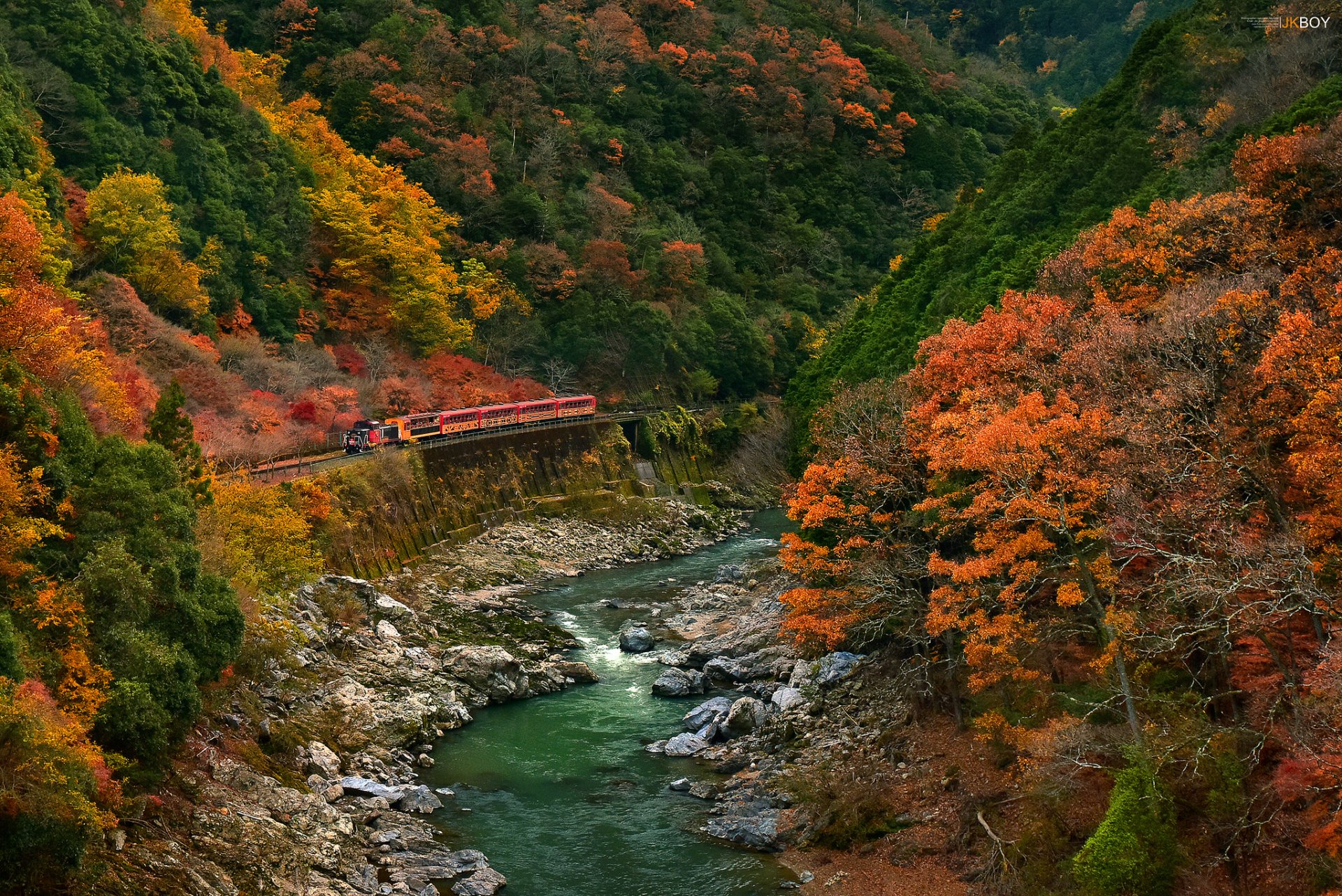 montagnes forêt arbres automne rivière route train