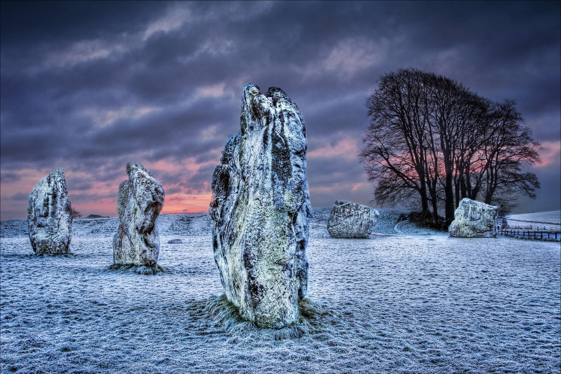 wiltshire wielka brytania pole kamienie megalit niebo chmury zima śnieg noc