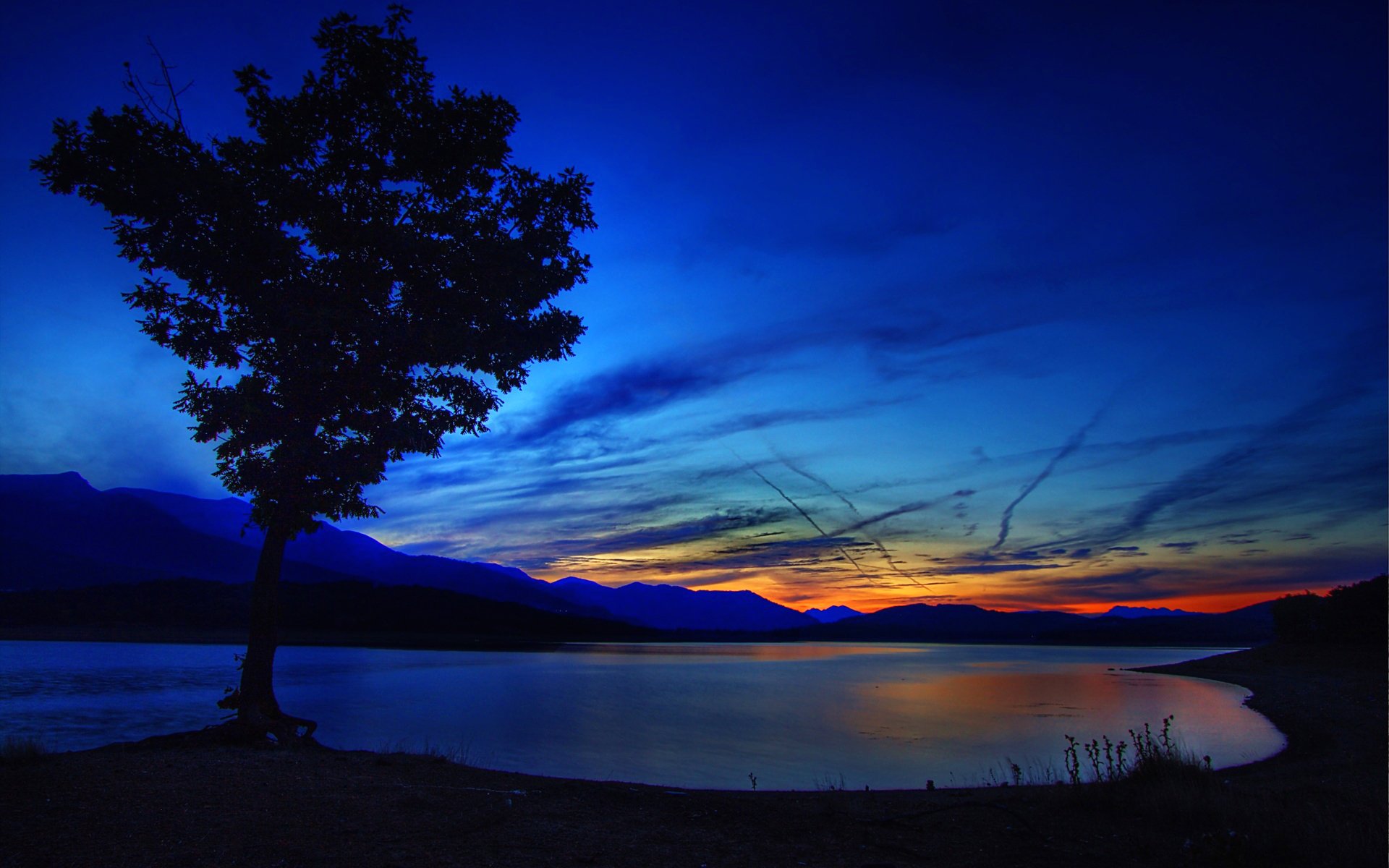 cielo nuvole tramonto bagliore albero montagne lago natura