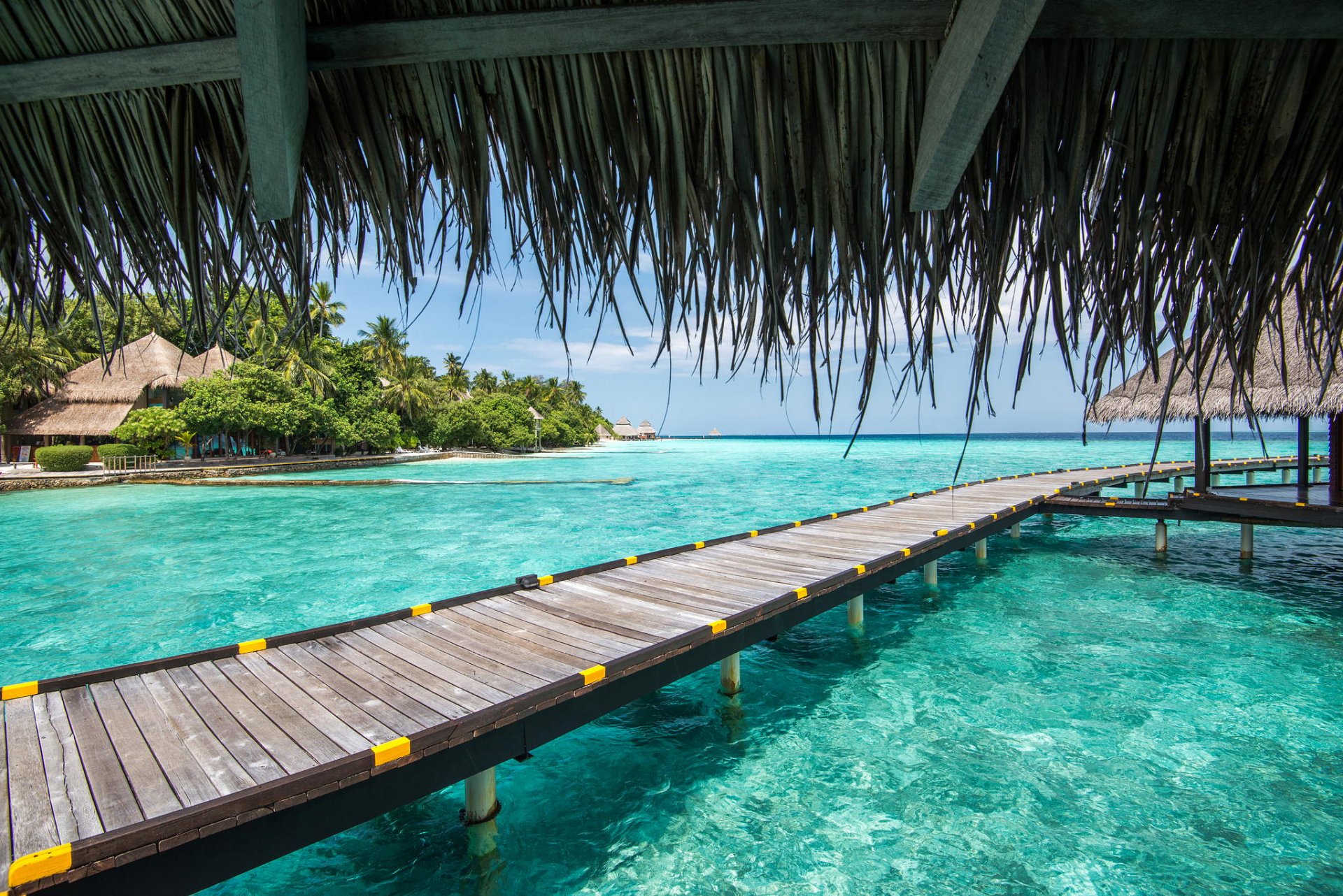 ozean bungalow pier bäume himmel wolken