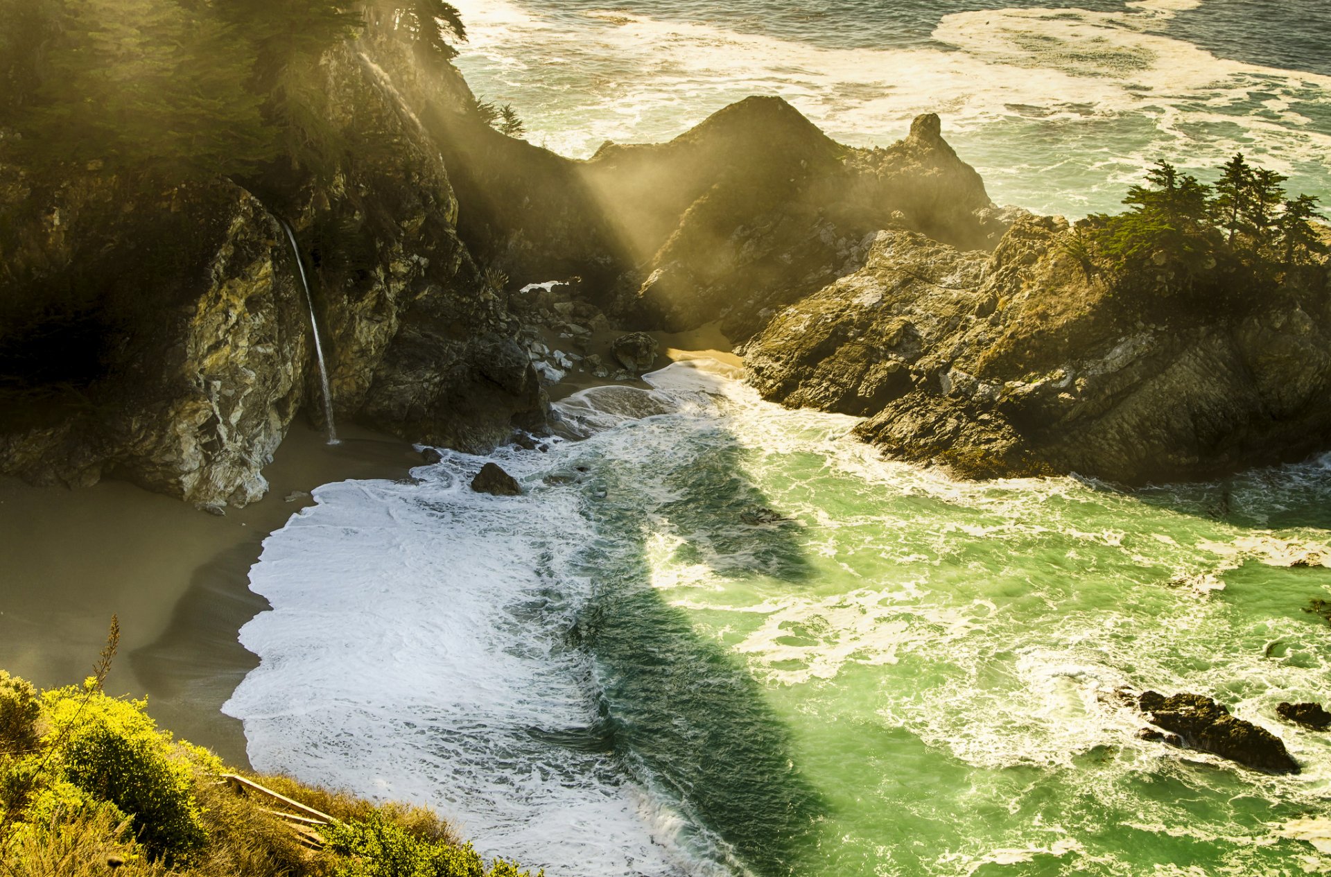 monterey county kalifornien isa mcway falls wasserfall strand klippen licht strahlen