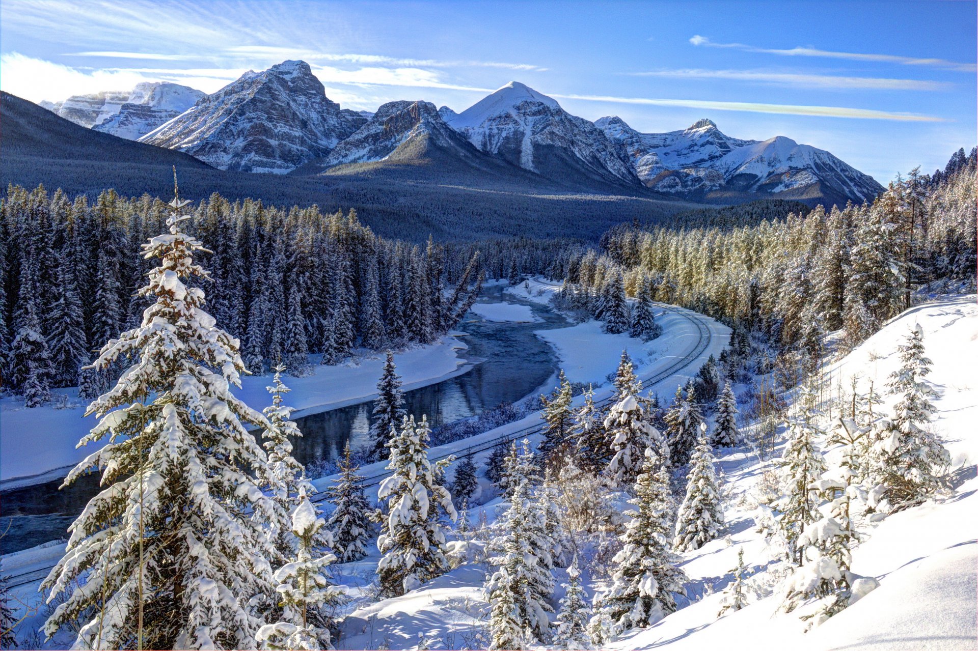 канада национальный парк банф bow river река горы лес деревья снег солнце зима железная дорога