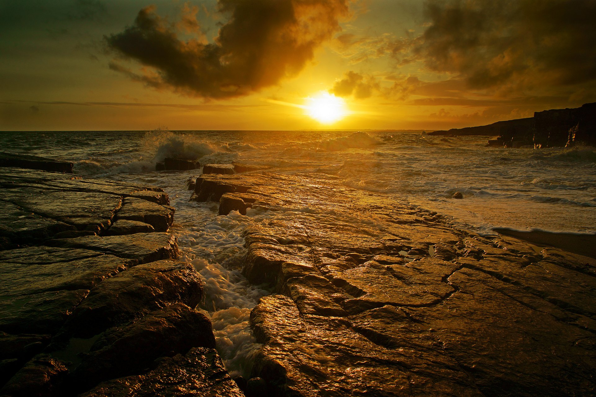 mare rocce onde tramonto