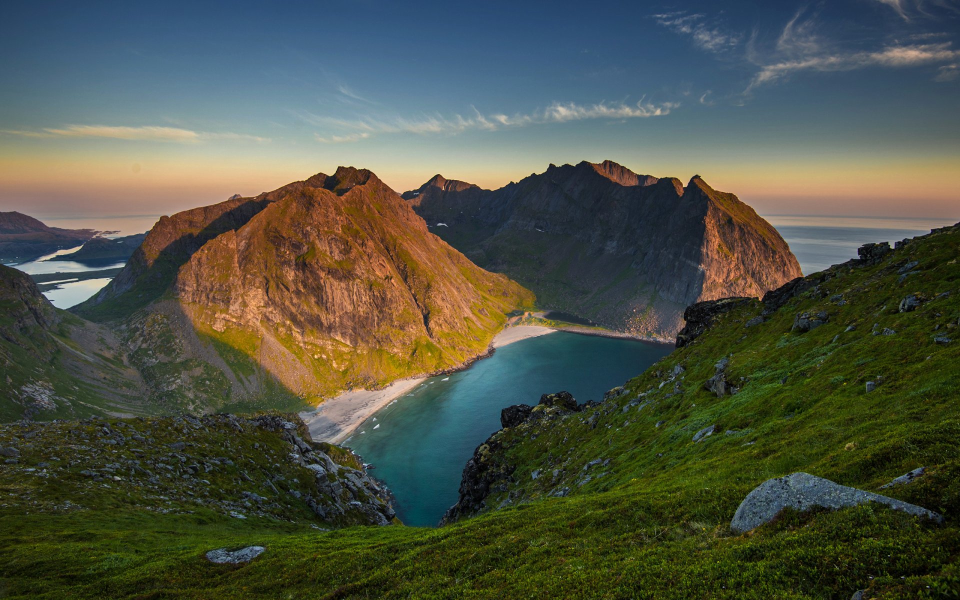 ciel nuages coucher de soleil montagnes lac mer