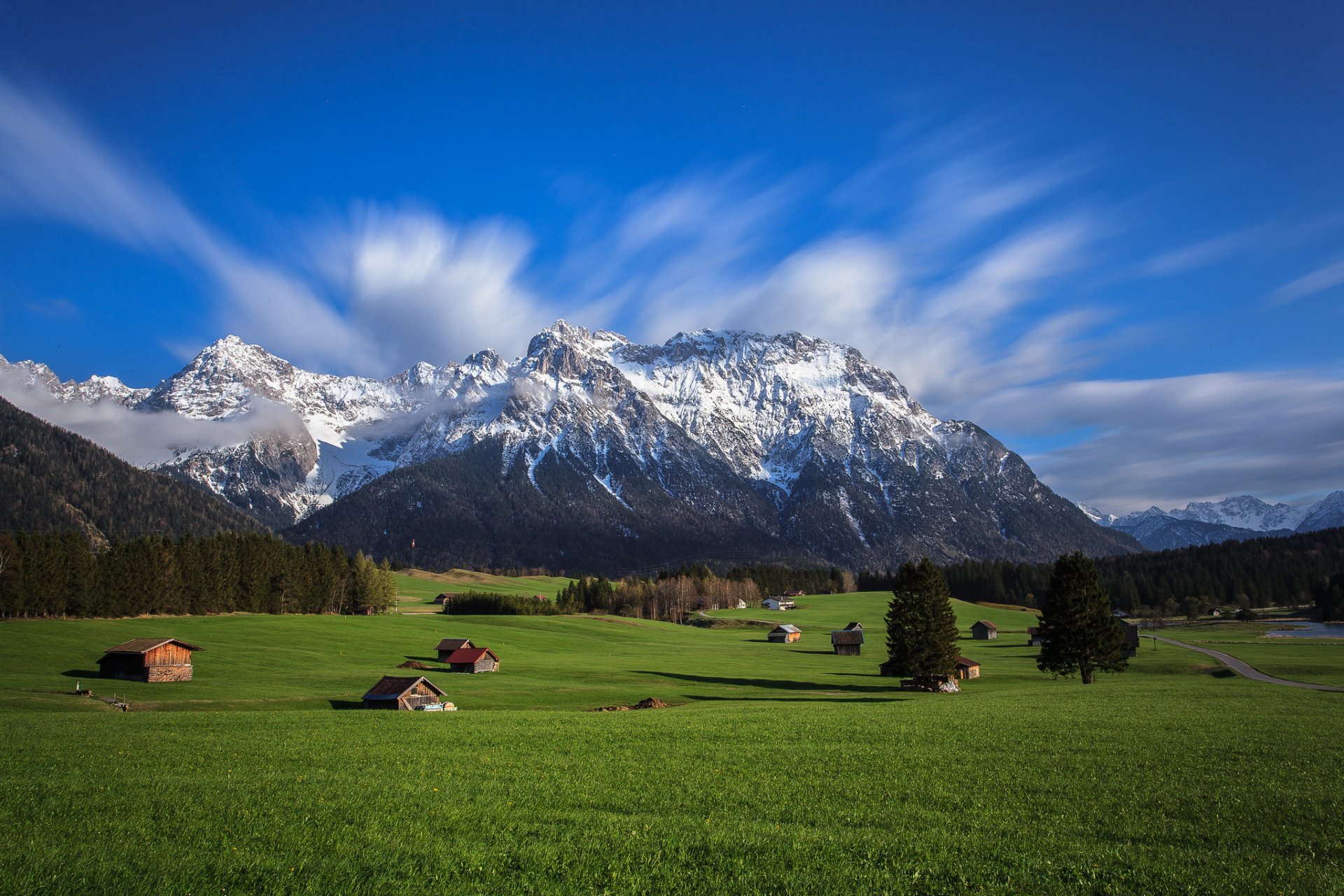 ciel montagnes alpes vallée herbe arbres maisons