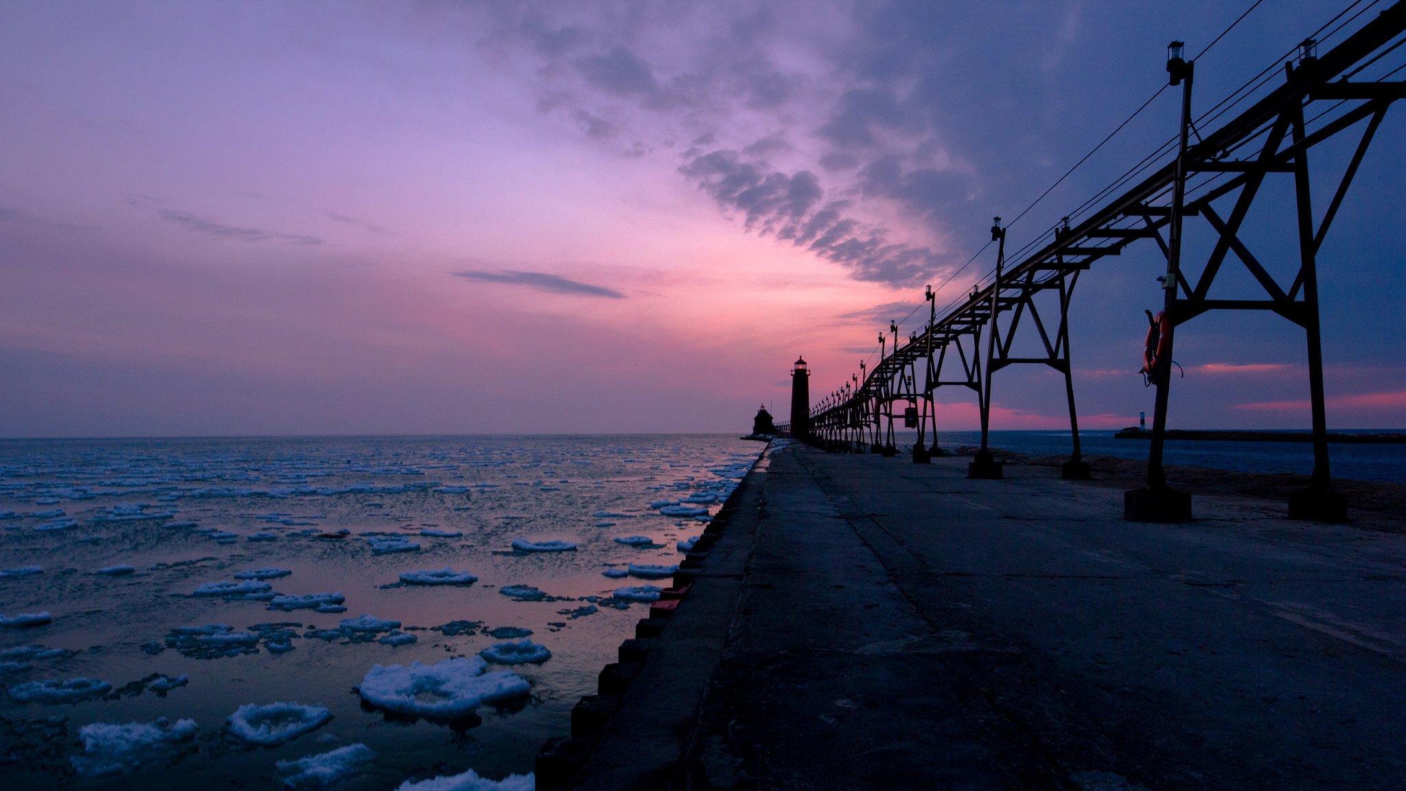 leuchtturm pier küste meer eisschollen schnee abend sonnenuntergang himmel wolken wolken