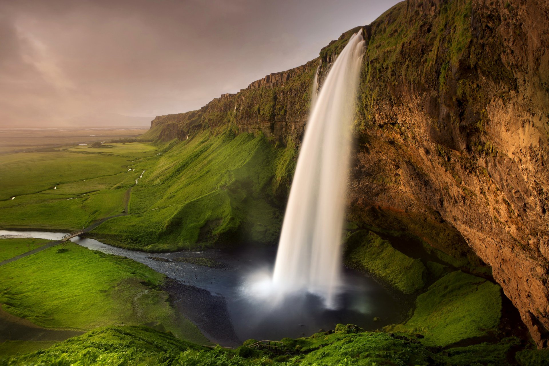 islandia seljalandsfoss wodospad wodospad skały rzeka szlak most zieleń