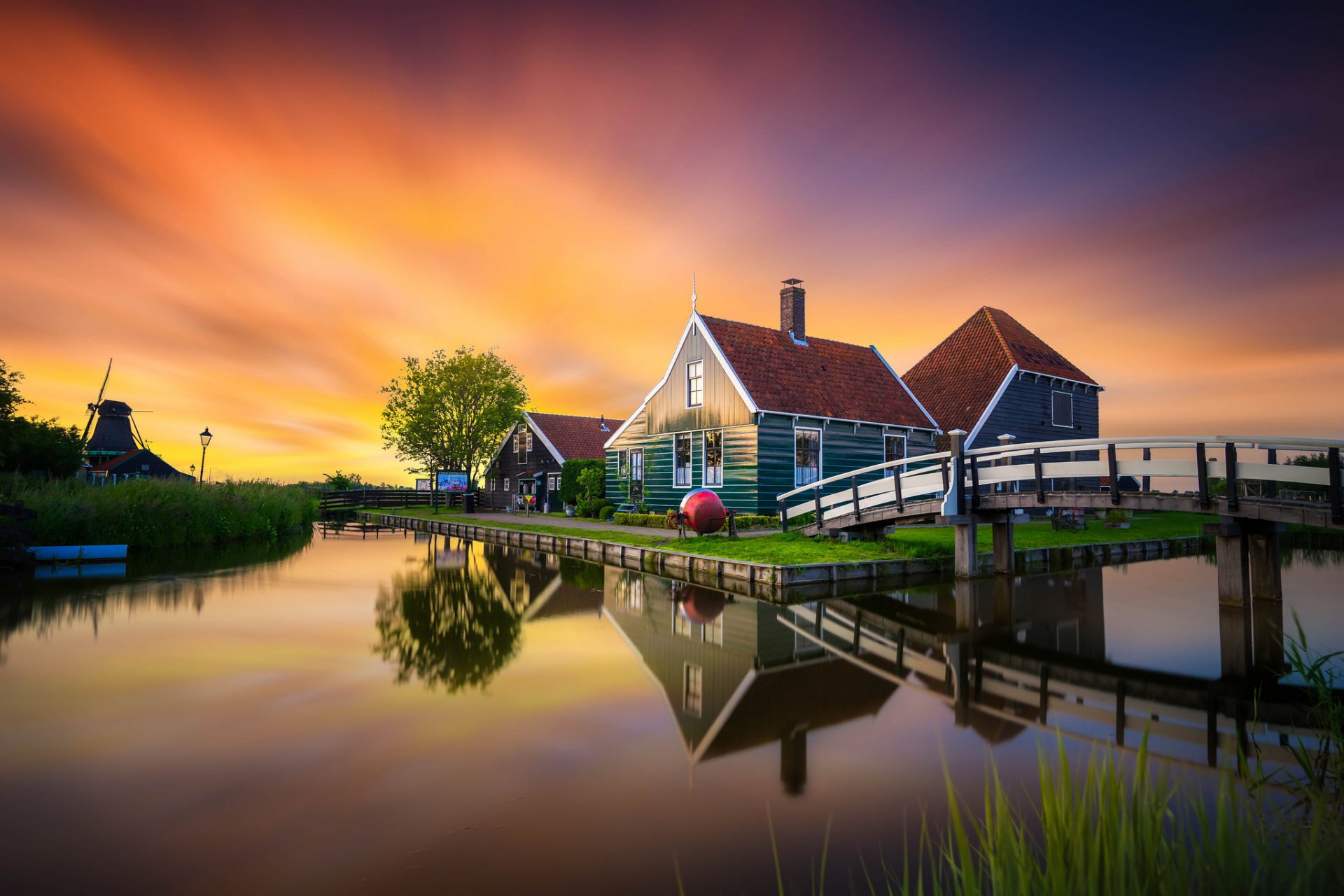 zaanse schans niederlande zanse schans museum brücke häuser mühle kanal sonnenuntergang reflexion