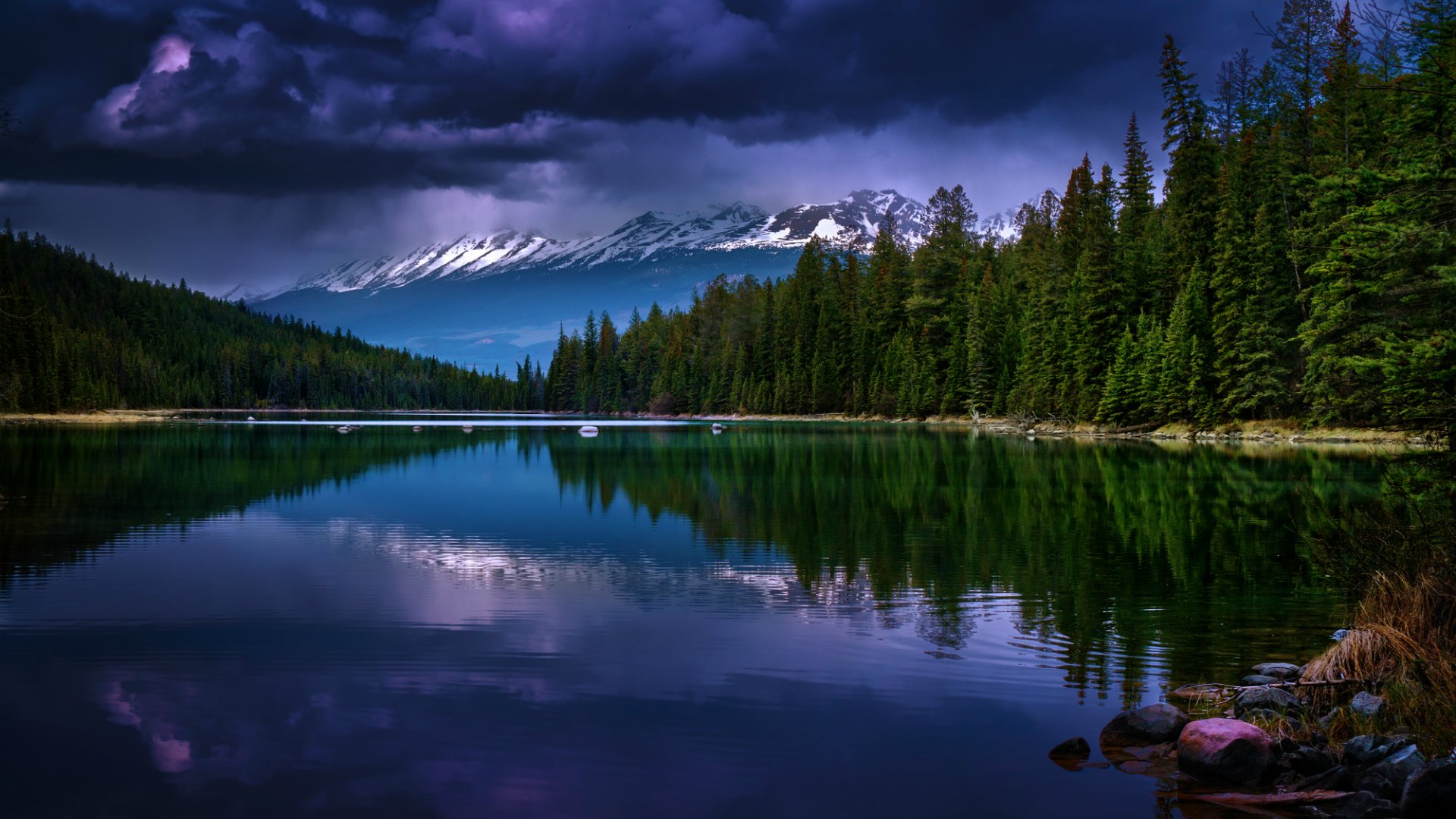 lago de montaña agua bosque cielo nubes crepúsculo