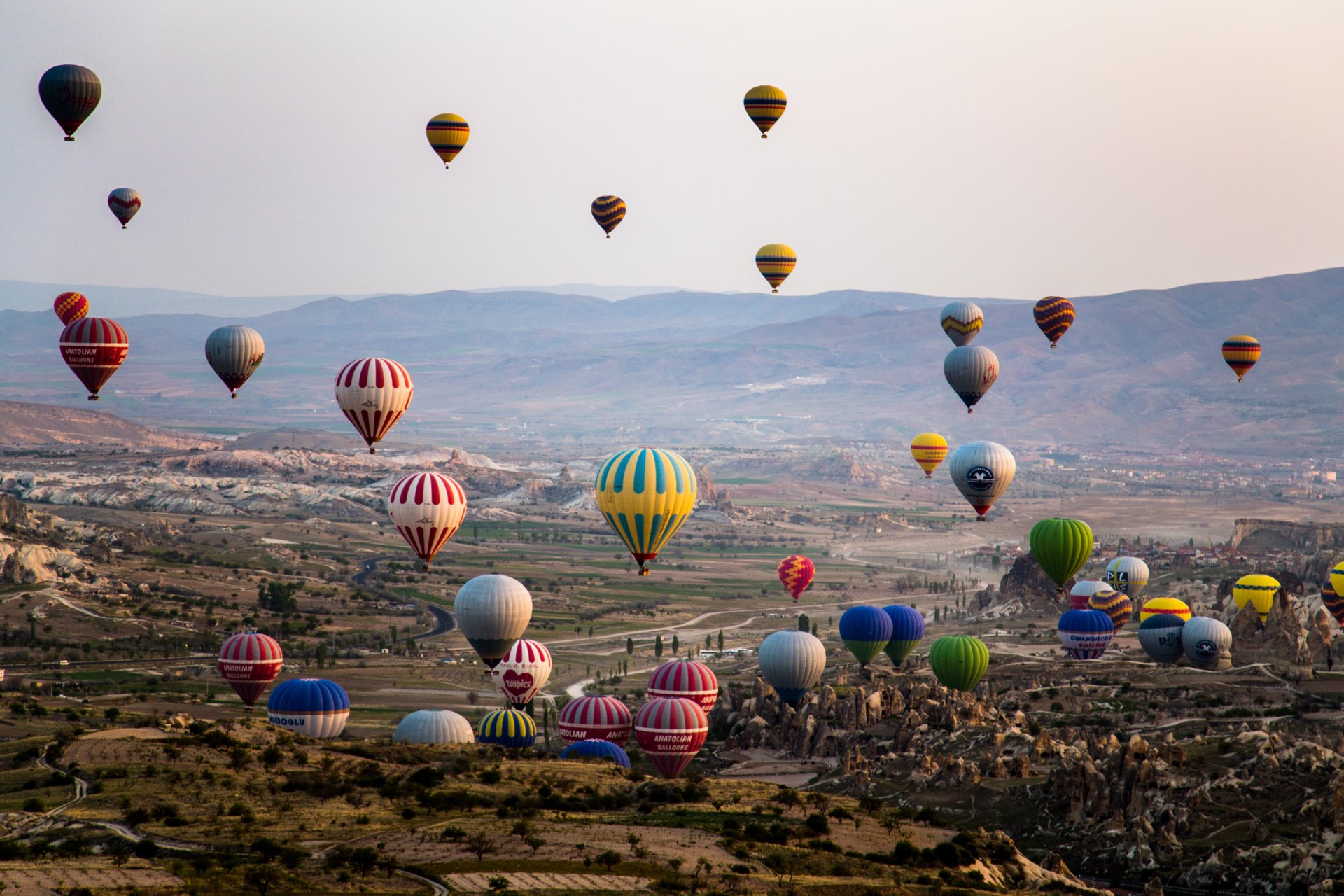 vallée montagnes ballons air ballon