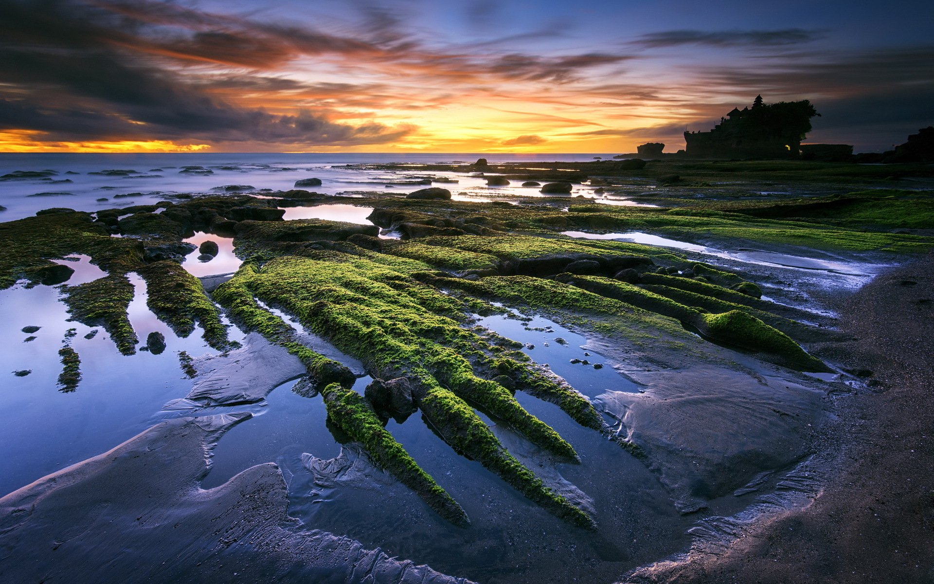 tanah lot bali indonesia playa