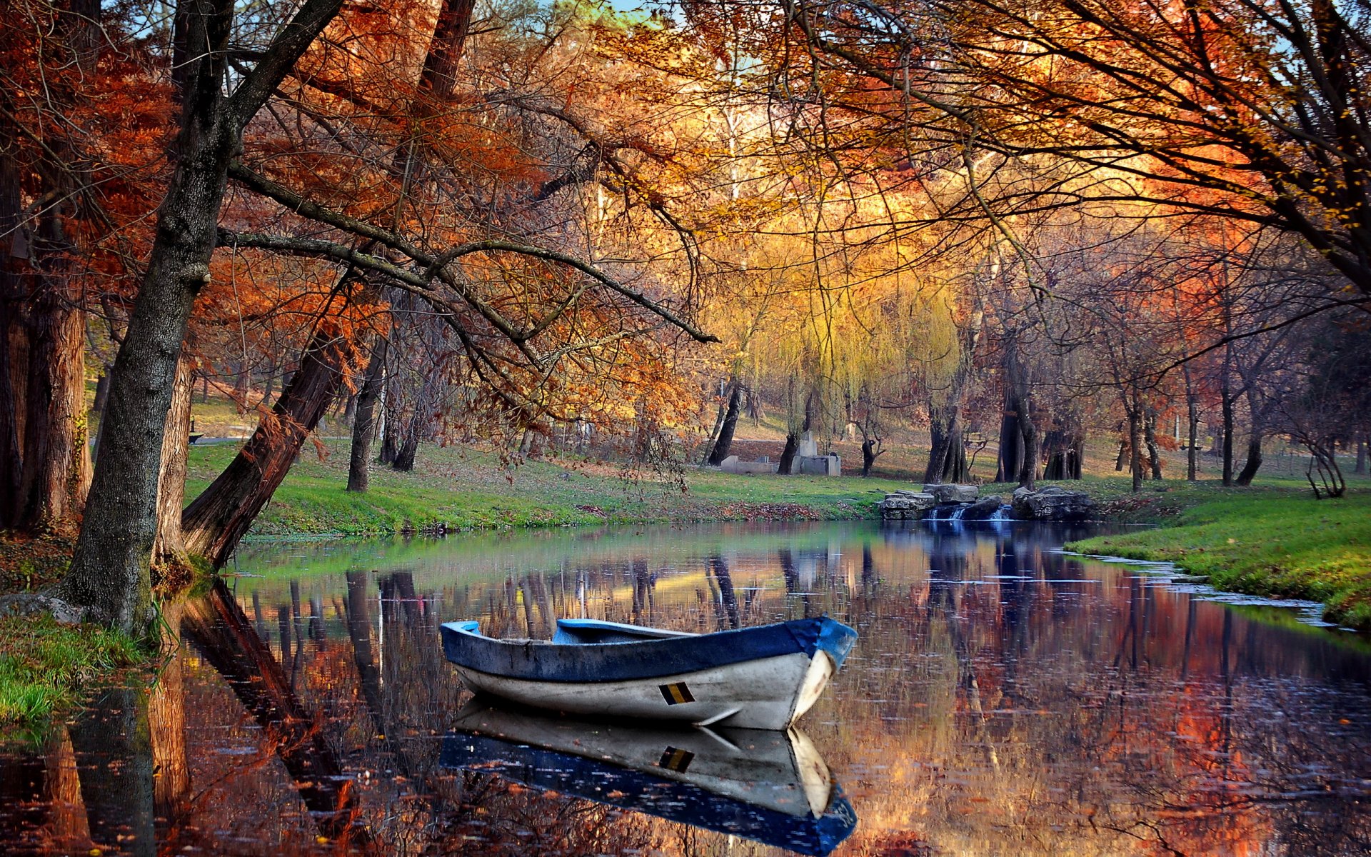 parco stagno barca alberi