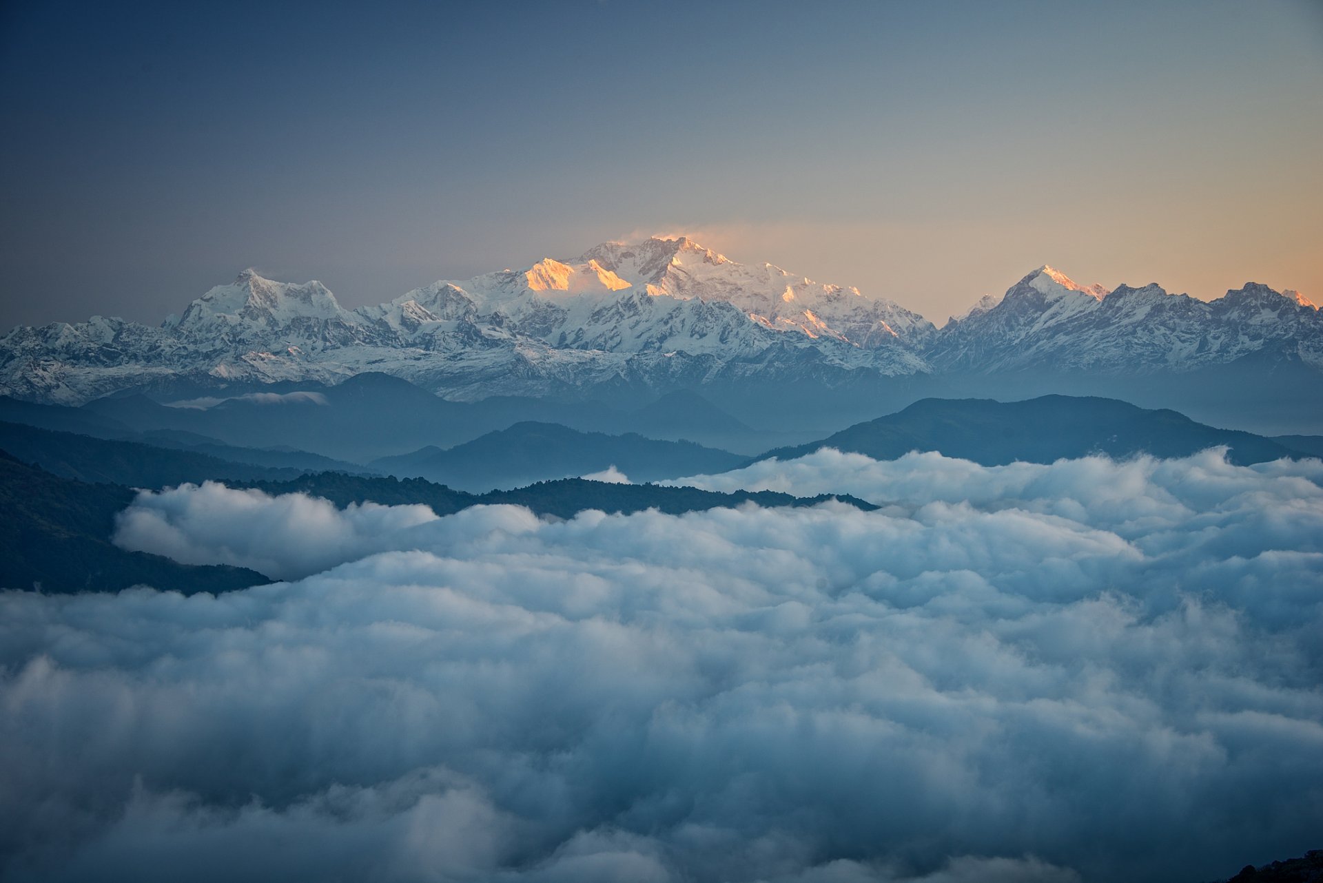 en el himalaya macizo канченджанга कञ्चनजङ्घा གངས་ཆེན་མཛོད་ལྔ་ कंचनजंघा de la montaña por la mañana las nubes