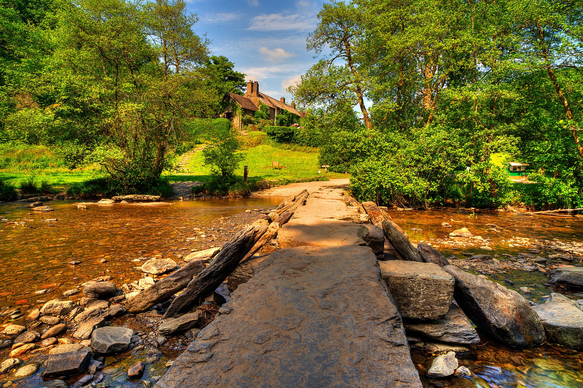 gb exmoor niebo chmury dom jezioro skały drzewa