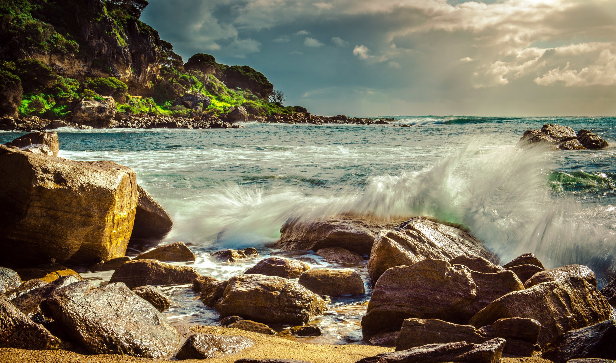 jamie frith fotografo foto oceano spiaggia rocce massi onde spruzzi