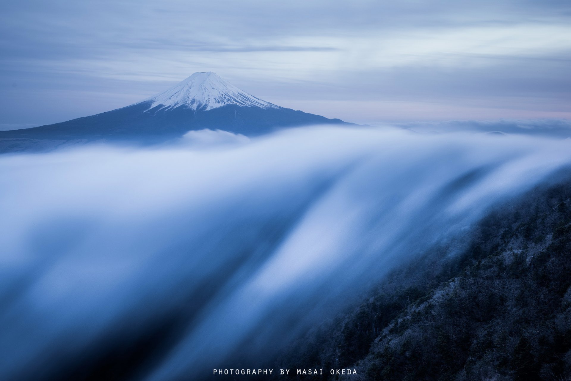 japón isla de honshu estratovolcán montaña fujiyama 山山 mañana corriente niebla