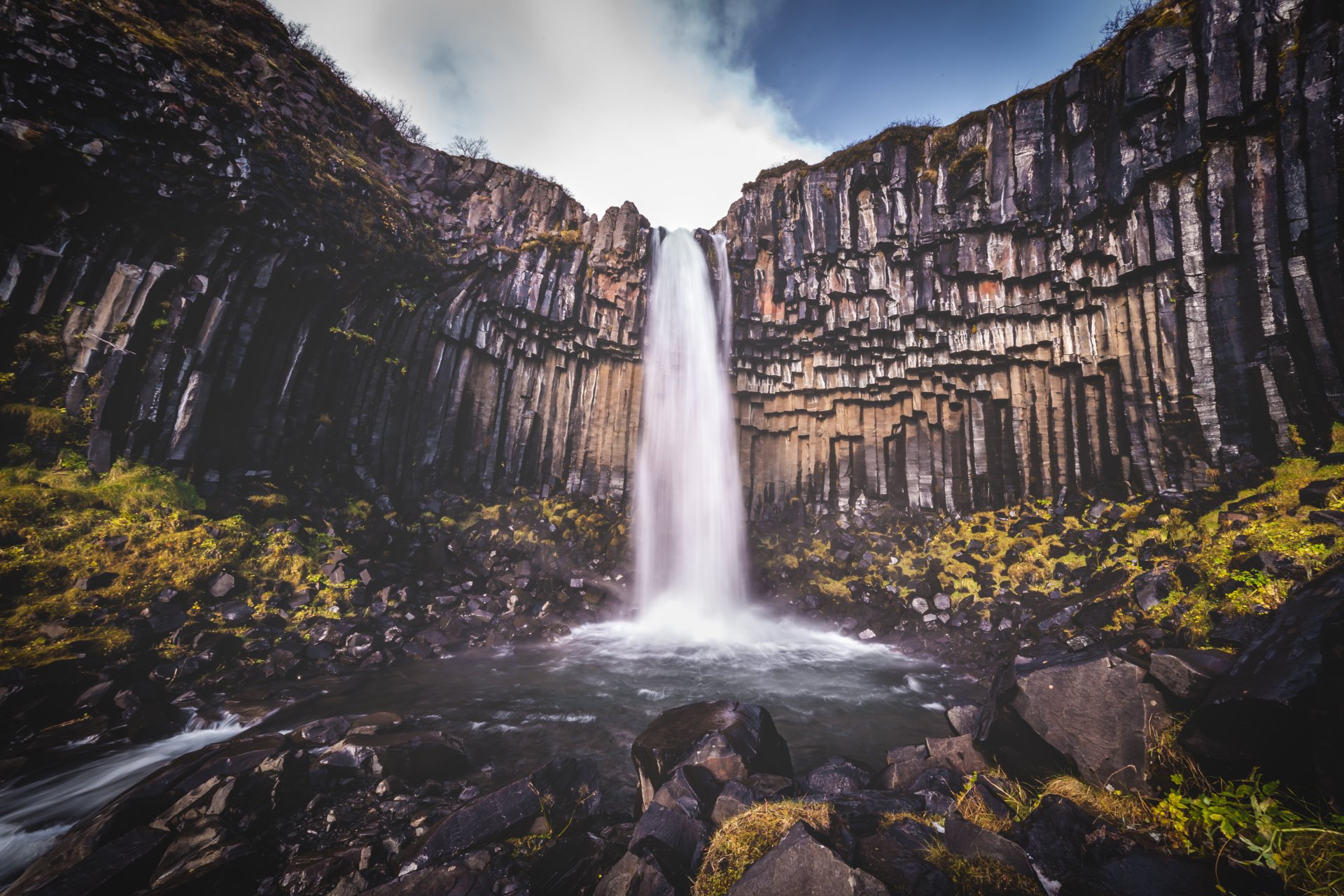 fotografo andrés nieto porras foto cascata roccia roccia scogliera rocce massi