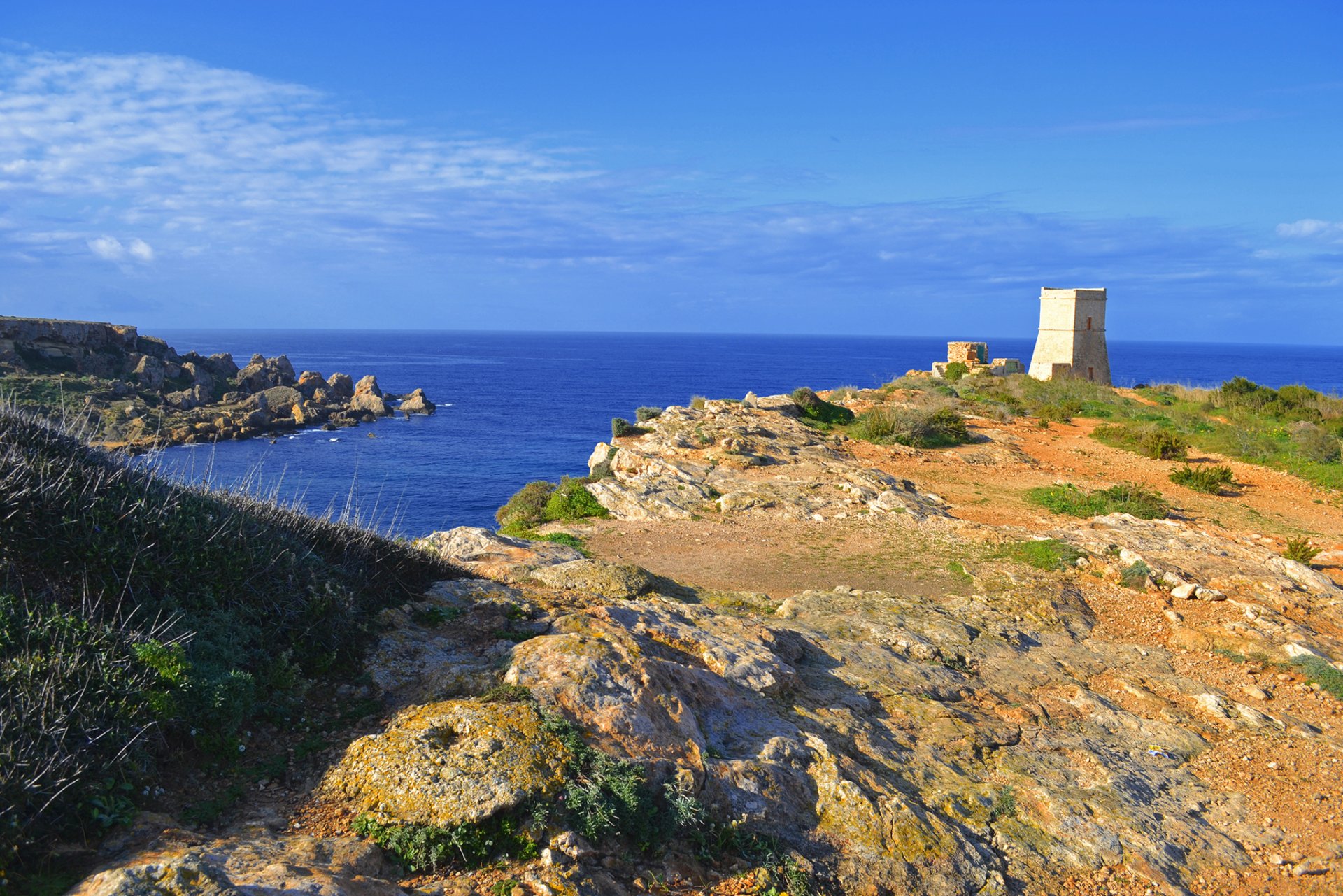 malta niebo chmury morze skały zatoka wieża