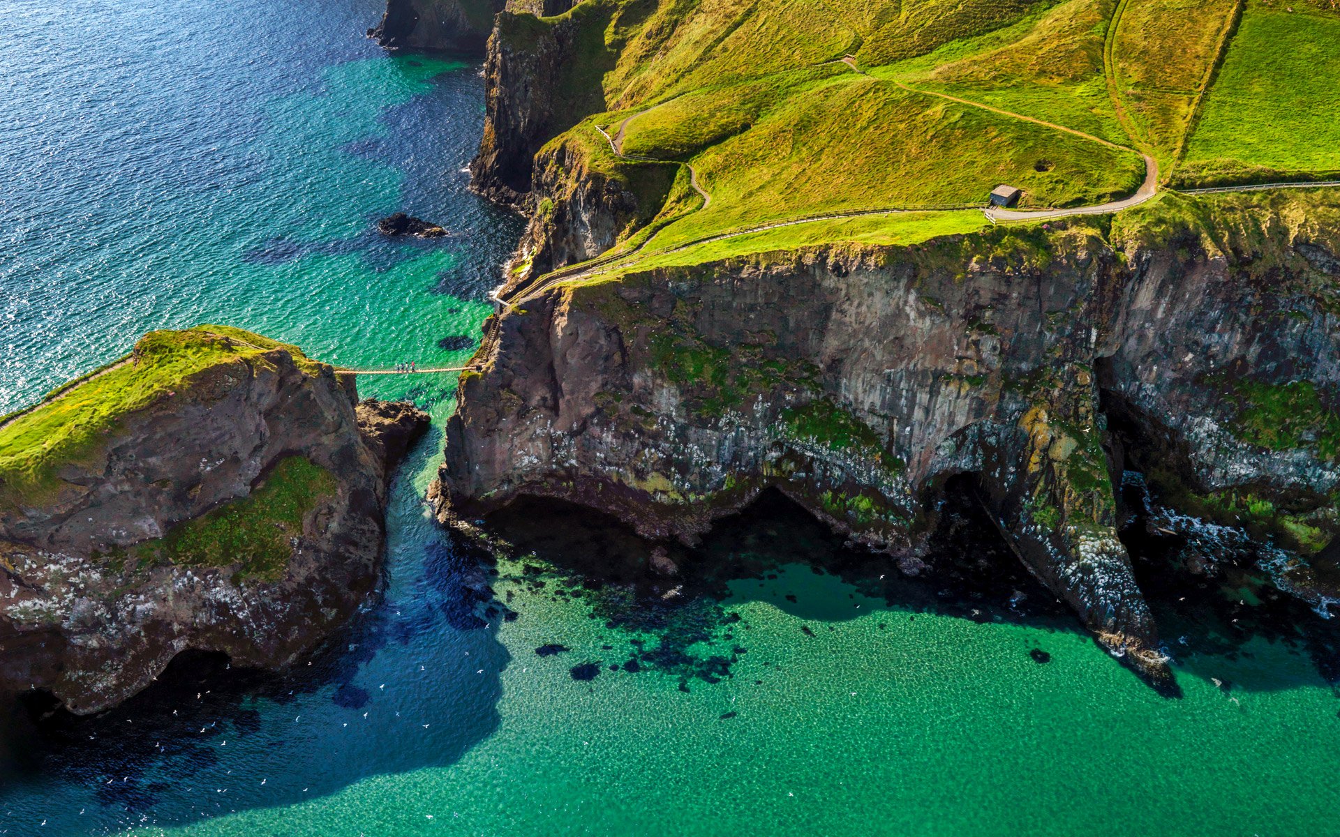 ballintoy carrick-a-reed nordirland seilbrücke meer felsen straße menschen